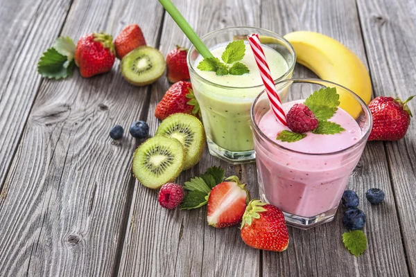 Smoothies saudáveis com frutas frescas — Fotografia de Stock