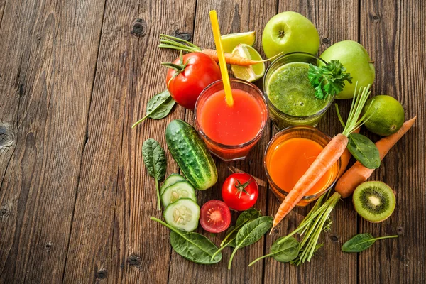 Olika frukt- och grönsaksjuicer — Stockfoto