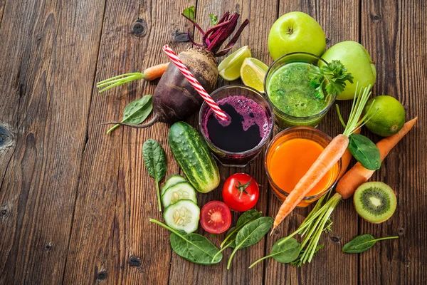 Varios zumos de frutas y verduras —  Fotos de Stock