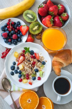 Yoğurtlu müsli ve taze meyve