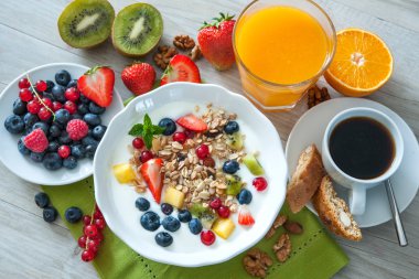 Yoğurtlu müsli ve taze meyve