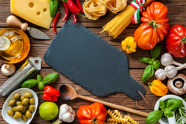 Italiaans eten ingrediënten op tafel — Stockfoto