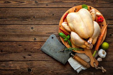 Satır ve baharat ile çiğ tavuk