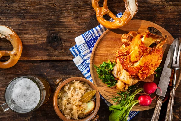 Varkensvlees knokkel met bier en zuurkool — Stockfoto