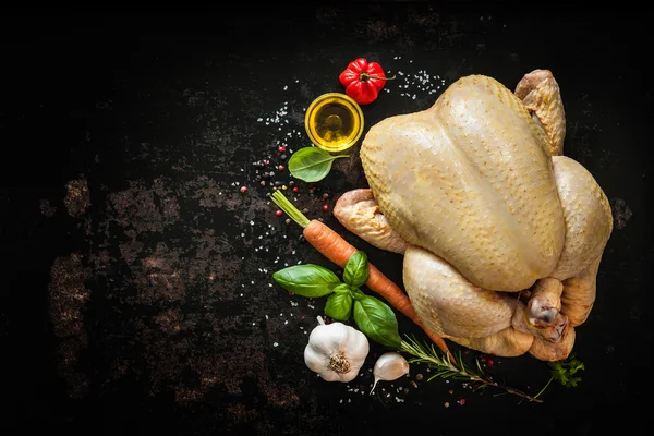 Pollo crudo sullo sfondo di ardesia — Foto Stock
