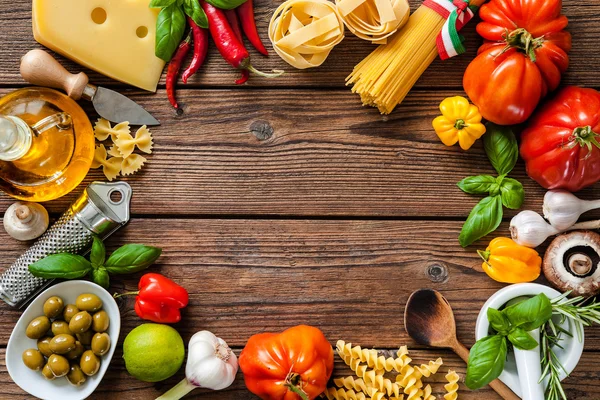 Ingredientes alimentares italianos na mesa — Fotografia de Stock