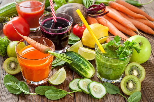 Divers jus de fruits et légumes — Photo