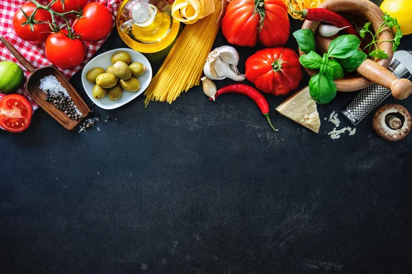 Italienische Lebensmittelzutaten auf Schiefer Hintergrund — Stockfoto