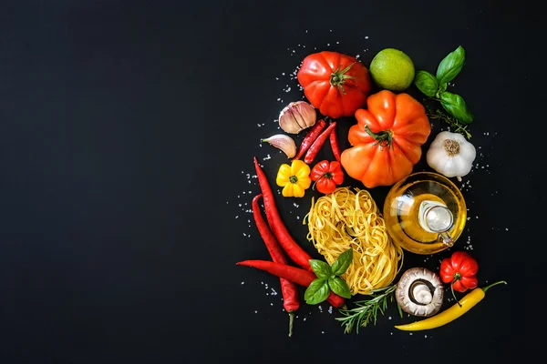 Ingredientes de comida italiana sobre fondo de pizarra — Foto de Stock