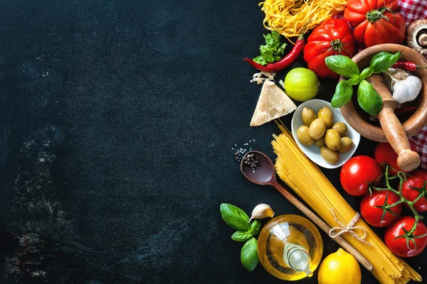 Ingredientes alimentares italianos em ardósia fundo — Fotografia de Stock