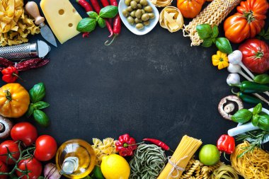 İtalyan gıda maddeleri arduvaz arka plan üzerinde