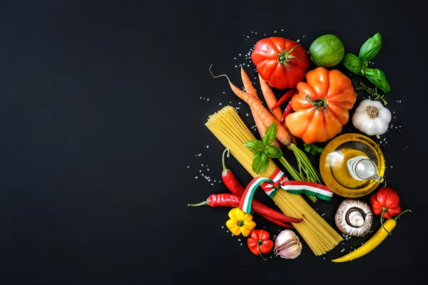 Ingredientes de comida italiana sobre fondo de pizarra —  Fotos de Stock