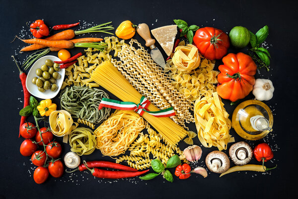 Итальянские продукты питания на фоне шифера
