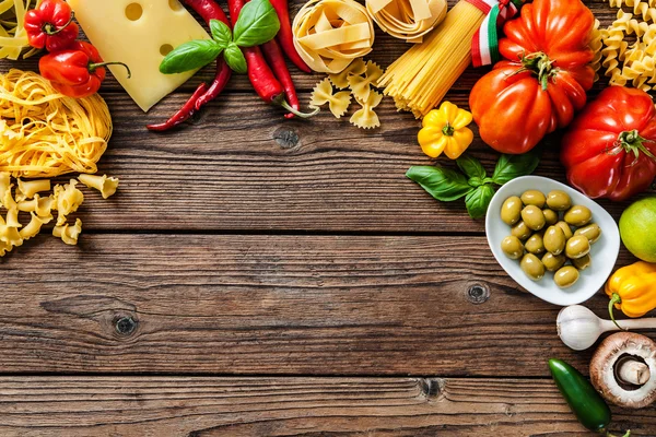 Ingredientes alimentares italianos na mesa — Fotografia de Stock