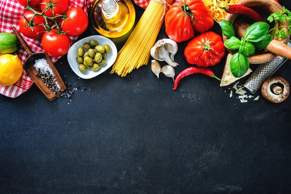 Ingredientes alimentares italianos em ardósia fundo — Fotografia de Stock