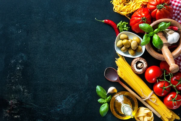 Italiaanse voedselingrediënten op leisteen achtergrond — Stockfoto