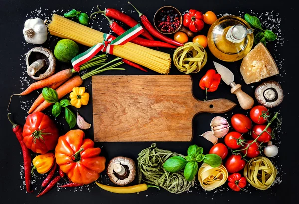 Ingredientes de comida italiana sobre fondo de pizarra —  Fotos de Stock