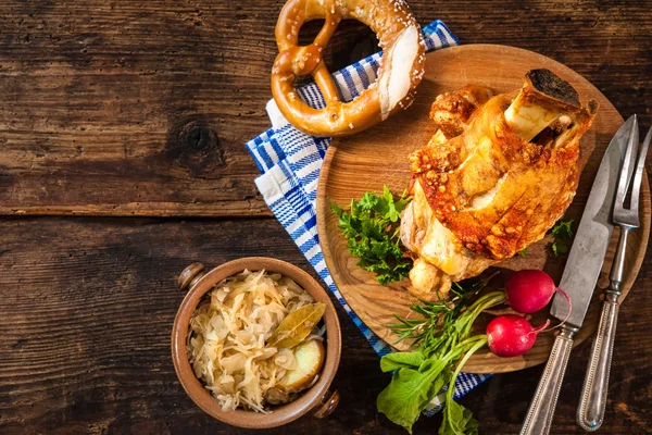 Appetizing Bavarian grilled pork knuckle with sauerkraut — Stock Photo, Image