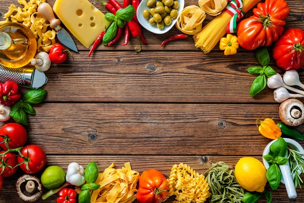 Ingredientes alimentares italianos na mesa — Fotografia de Stock