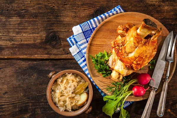 Appetizing Bavarian grilled pork knuckle with sauerkraut — Stock Photo, Image