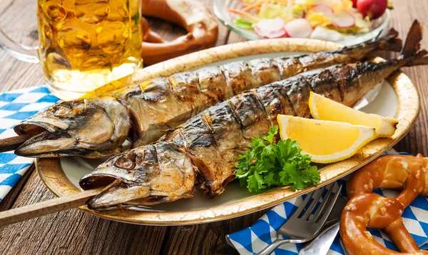 Grilled mackerel fish with beer and pretzel — Stock Photo, Image