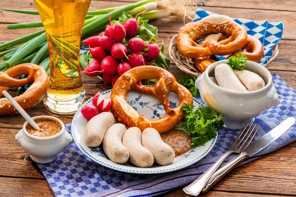 Salsichas brancas com mostarda doce e pretzel — Fotografia de Stock