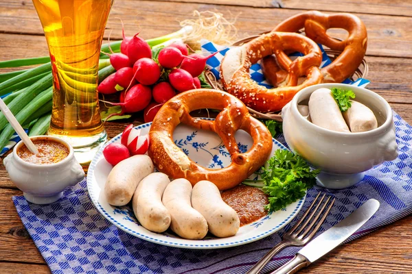 Salsichas brancas com mostarda doce e pretzel — Fotografia de Stock