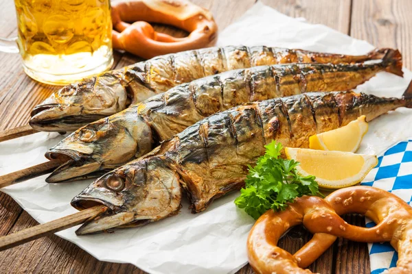 Grilled mackerel fish with beer and pretzel — Stock Photo, Image
