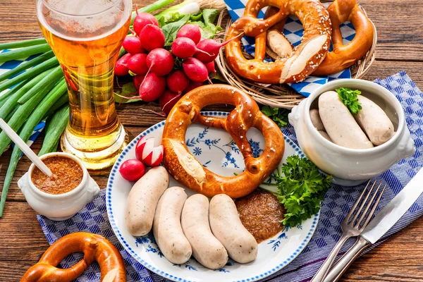 Salsichas brancas com mostarda doce e pretzel — Fotografia de Stock