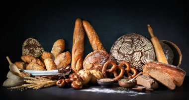 Koyu kırsal arka planda enfes taze pişmiş ekmek çeşitleri