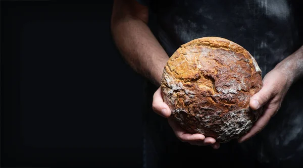 Bäckerhände Die Frisch Gebackenes Brot Auf Dunklem Hintergrund Halten Und — Stockfoto