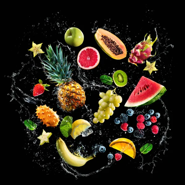 新鲜水果和水的分布在黑色的背景上 高解像度印刷拼贴 — 图库照片