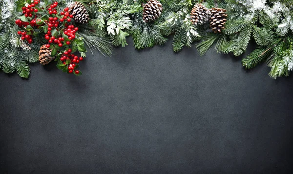 Fondo Navidad Año Nuevo Con Ramas Abeto Acebo Nevadas Pizarra — Foto de Stock