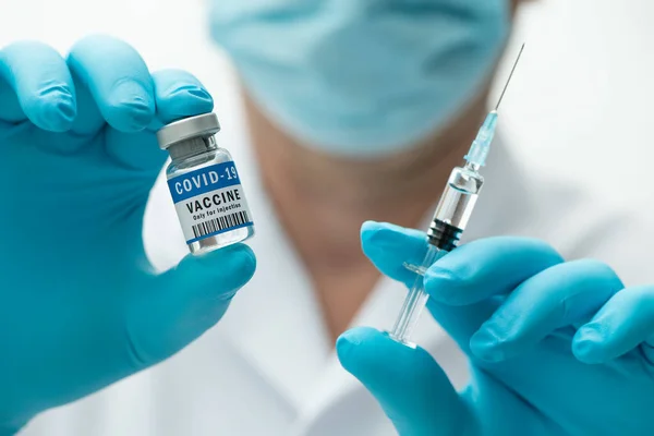 Covid 19医療スタッフの手によるワクチン 医師は コロナウイルス治療のためのワクチンと注射器とボトルを保持しています コロナウイルス治療 注射の概念 — ストック写真