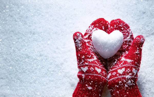 Manos Femeninas Mitones Punto Con Corazón Cubierto Nieve Contra Fondo —  Fotos de Stock