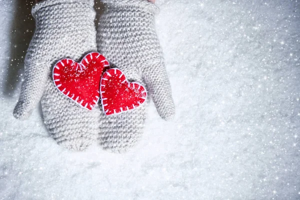 Manos Femeninas Mitones Punto Con Corazón Rojo Sobre Fondo Nieve —  Fotos de Stock