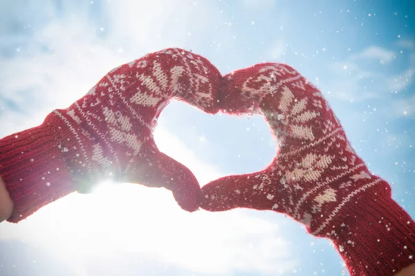 Téli Kesztyűben Lévő Női Kezek Szív Formát Öltenek Szerelem Romantika — Stock Fotó