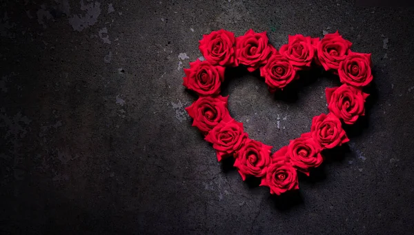 Valentinstag Herz Aus Roten Rosen Auf Einer Dunklen Betonoberfläche — Stockfoto