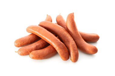 Beyaz arka planda soyutlanmış çiğ et sosisleri.