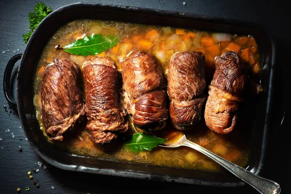 Repas Traditionnel Allemand Roulades Bœuf Rôtissoire Avec Légumes Frais Assaisonnement — Photo