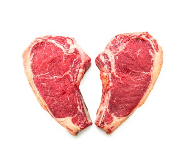 Beyaz arka planda izole edilmiş kalp şekli çiğ sığır kaburgası biftekleri (cote de boeuf)