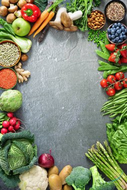 Meyve, sebze, tohum, süper yiyecek, gri arka planda tahıl içeren sağlıklı yiyecek seçimi