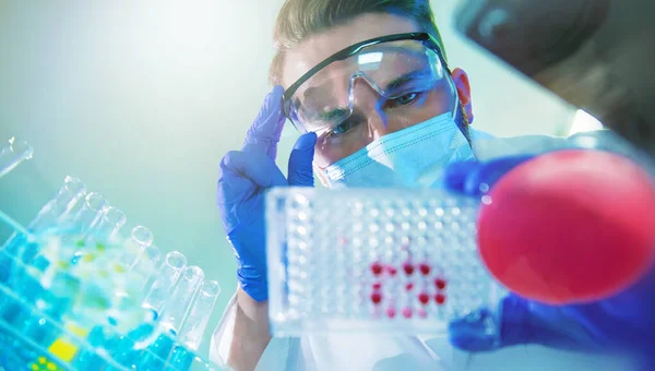 Médico Masculino Científico Investigador Biotecnología Que Trabaja Laboratorio — Foto de Stock