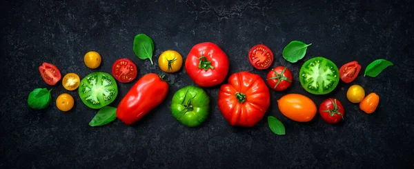 Tomates Fraîches Mûres Différentes Variétés Avec Des Feuilles Basilic Sur — Photo