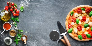 Ricotta, domates ve fesleğenli çıtır İtalyan pizzası. Sağlıklı beslenme vejetaryen yaşam tarzı. Vejetaryenler için İtalyan mutfağı