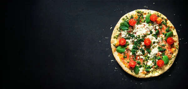 Pizza Croccante Agli Spinaci Con Ricotta Mozzarella Pomodori Fondo Scuro — Foto Stock