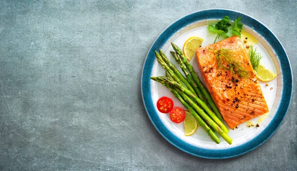 Filete Salmón Parrilla Decorado Con Espárragos Verdes Limón Tomates Vista —  Fotos de Stock