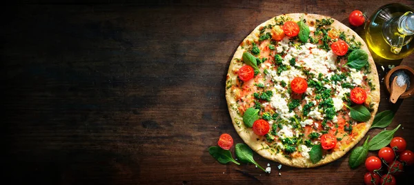 Pizza Espinafre Crocante Com Ricota Mussarela Tomates Tábua Madeira Escura — Fotografia de Stock