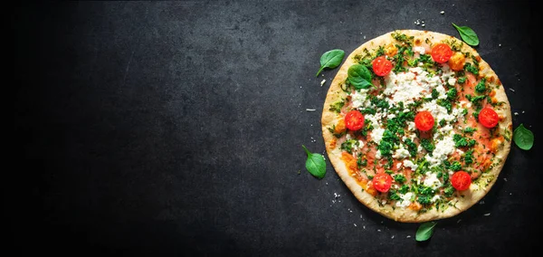 Pizza Croccante Agli Spinaci Con Ricotta Mozzarella Pomodori Fondo Scuro — Foto Stock