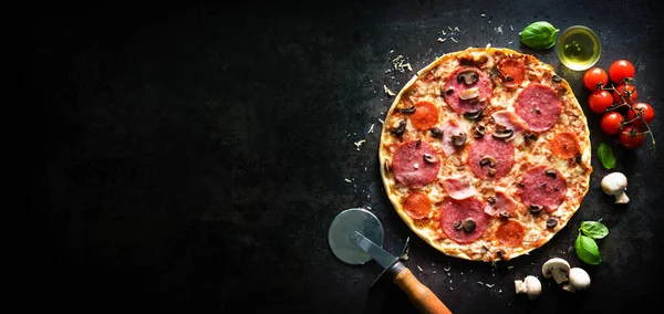 Sprød Italiensk Pizza Med Salami Skinke Oliven Tomater Peber Ost - Stock-foto